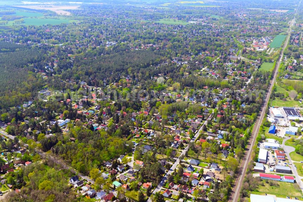 Aerial image Petershagen/Eggersdorf - Town View of the streets and houses of the residential areas in the district Pohrtsche Siedlung in Petershagen/Eggersdorf in the state Brandenburg, Germany