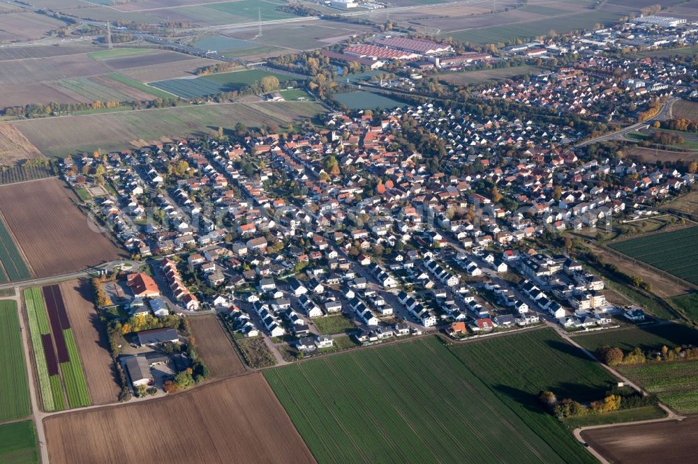 Aerial photograph Dannstadt-Schauernheim - Town View of the streets and houses of the residential areas in the district Schauernheim in Dannstadt-Schauernheim in the state Rhineland-Palatinate