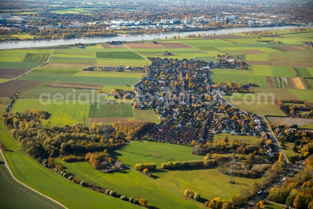 Duisburg from the bird's eye view: Town View of the streets and houses of the residential areas in the district Serm in Duisburg in the state North Rhine-Westphalia, Germany