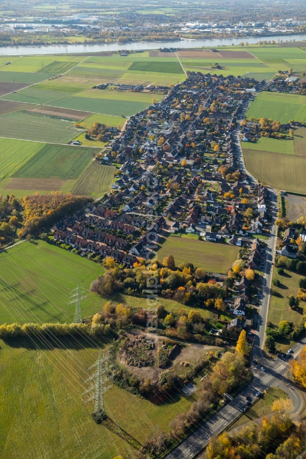 Aerial photograph Duisburg - Town View of the streets and houses of the residential areas in the district Serm in Duisburg in the state North Rhine-Westphalia, Germany