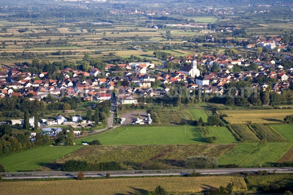 Appenweier from the bird's eye view: Town View of the streets and houses of the residential areas in the district Urloffen in Appenweier in the state Baden-Wuerttemberg