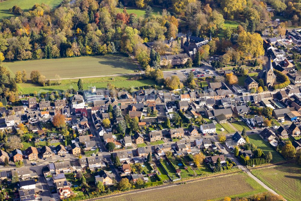 Paffendorf from the bird's eye view: View of the streets and houses of the residential areas in Paffendorf on the street Glescher Strasse in the federal state of North Rhine-Westphalia, Germany