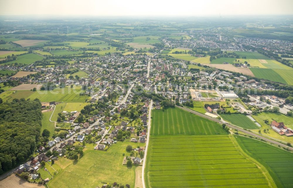 Pelkum from above - Town View of the streets and houses of the residential areas in Pelkum and Wiescherhoefen in the state North Rhine-Westphalia, Germany