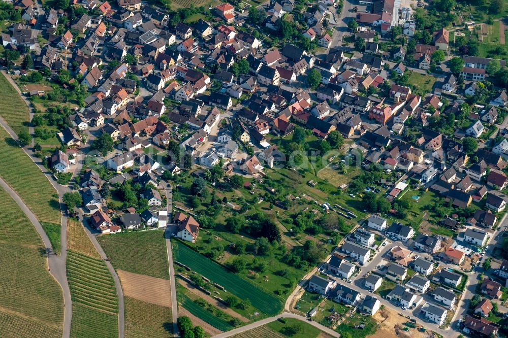 Aerial photograph Pfaffenweiler - Town View of the streets and houses of the residential areas in Pfaffenweiler in the state Baden-Wuerttemberg, Germany