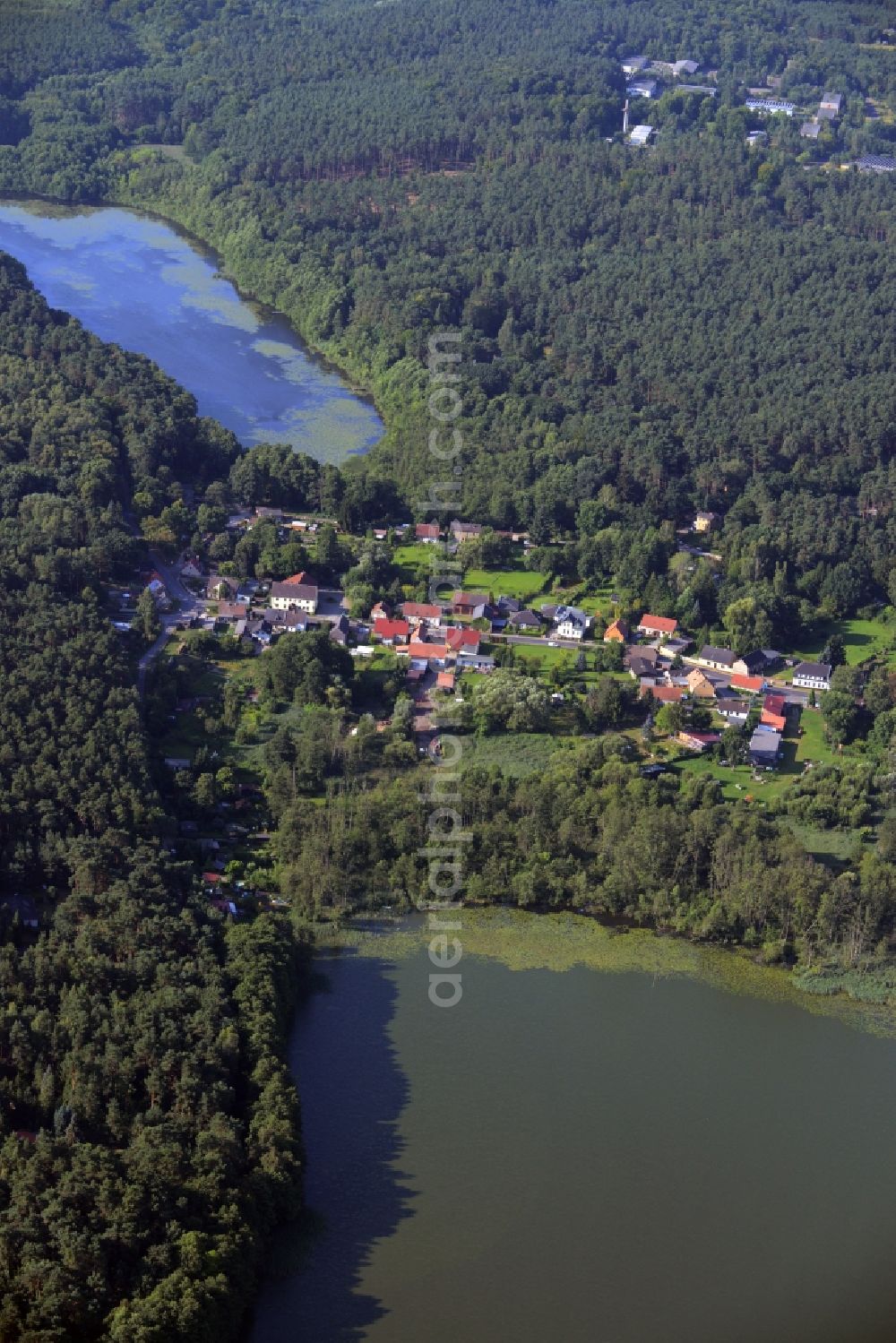 Wandlitz from above - Town View of the streets and houses of the residential area Prenden between Bauernsee and Strehlsee in Wandlitz in the state Brandenburg