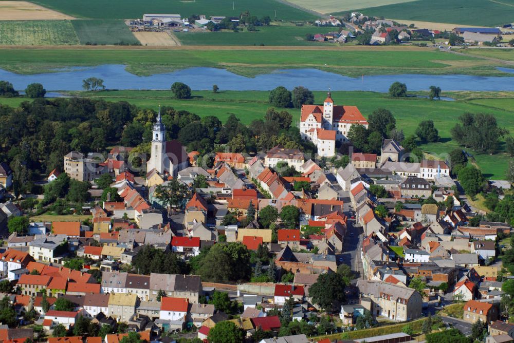 Aerial image Pretzsch (an der Elbe) - Ortsansicht auf die Stadt Pretzsch an der Elbe mit Blick auf die Stadtkirche „St. Nikolaus“ und dem Schloss Pretzsch. Pretzsch liegt am Westufer der Elbe am nordwestlichen Rand des Naturparkes Dübener Heide. Stadt und Schloss liegen, von Hochwasserschutzdeichen umgeben, auf dem westlichen Elbufer. An der Stelle des Schlosses, das 1570 - 74 von dem damaligen Besitzer der alten gotischen Burganlage, Hans von Löser, erbaut wurde, stand bereits im Jahre 981 ein Burgward. Damit gehört das jetzige Schloss zu den ältesten Befestigungsanlagen im Bereich der Dübener Heide. Als Sachsen nach dem Befreiungskrieg gegen Napoleon 1815 Teile seines Landes an Preußen abgeben musste, kam auch Pretzsch in preußischen Besitz. Das Schloss wurde dem „Großen Potsdamschen Militärwaisenhaus“ übergeben. 1829 kamen die ersten Waisenkinder in das Schloss. Nach dem zweiten Weltkrieg wurde das Schloss wieder ein Kinderheim. In der heutigen Adolf-Reichwein-Schule - Schloss Pretzsch werden seit 1960 Kinder und Jugendliche unterrichtet. Seit 1992 ist die Schule eine Sonderschule mit Ausgleichsklassen. Kontakt: Adolf-Reichwein-Schule - Schloss Pretzsch, Schlossbezirk 1, 06909 Pretzsch, Tel.: 034926/57166, E-Mail: adolf-reichwein-schule-pretzsc@t-online.de,