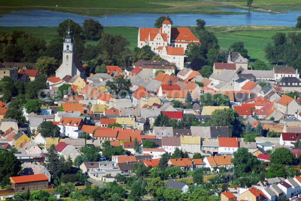 Aerial photograph Pretzsch (an der Elbe) - Ortsansicht auf die Stadt Pretzsch an der Elbe mit Blick auf die Stadtkirche „St. Nikolaus“ und dem Schloss Pretzsch. Pretzsch liegt am Westufer der Elbe am nordwestlichen Rand des Naturparkes Dübener Heide. Stadt und Schloss liegen, von Hochwasserschutzdeichen umgeben, auf dem westlichen Elbufer. An der Stelle des Schlosses, das 1570 - 74 von dem damaligen Besitzer der alten gotischen Burganlage, Hans von Löser, erbaut wurde, stand bereits im Jahre 981 ein Burgward. Damit gehört das jetzige Schloss zu den ältesten Befestigungsanlagen im Bereich der Dübener Heide. Als Sachsen nach dem Befreiungskrieg gegen Napoleon 1815 Teile seines Landes an Preußen abgeben musste, kam auch Pretzsch in preußischen Besitz. Das Schloss wurde dem „Großen Potsdamschen Militärwaisenhaus“ übergeben. 1829 kamen die ersten Waisenkinder in das Schloss. Nach dem zweiten Weltkrieg wurde das Schloss wieder ein Kinderheim. In der heutigen Adolf-Reichwein-Schule - Schloss Pretzsch werden seit 1960 Kinder und Jugendliche unterrichtet. Seit 1992 ist die Schule eine Sonderschule mit Ausgleichsklassen. Kontakt: Adolf-Reichwein-Schule - Schloss Pretzsch, Schlossbezirk 1, 06909 Pretzsch, Tel.: 034926/57166, E-Mail: adolf-reichwein-schule-pretzsc@t-online.de,