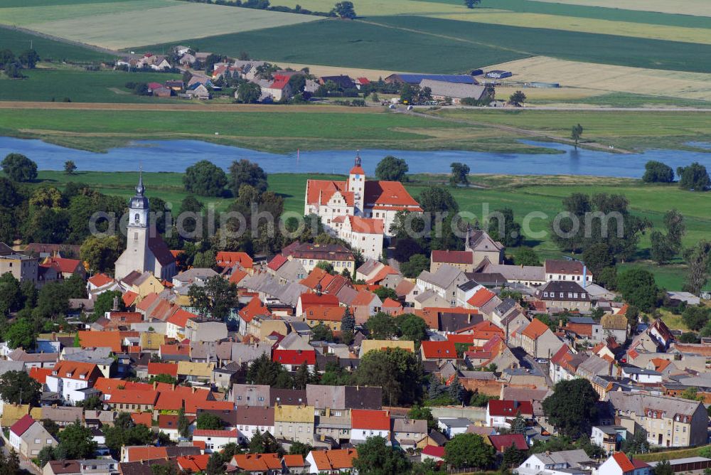 Pretzsch (an der Elbe) from above - Ortsansicht auf die Stadt Pretzsch an der Elbe mit Blick auf die Stadtkirche „St. Nikolaus“ und dem Schloss Pretzsch. Pretzsch liegt am Westufer der Elbe am nordwestlichen Rand des Naturparkes Dübener Heide. Stadt und Schloss liegen, von Hochwasserschutzdeichen umgeben, auf dem westlichen Elbufer. An der Stelle des Schlosses, das 1570 - 74 von dem damaligen Besitzer der alten gotischen Burganlage, Hans von Löser, erbaut wurde, stand bereits im Jahre 981 ein Burgward. Damit gehört das jetzige Schloss zu den ältesten Befestigungsanlagen im Bereich der Dübener Heide. Als Sachsen nach dem Befreiungskrieg gegen Napoleon 1815 Teile seines Landes an Preußen abgeben musste, kam auch Pretzsch in preußischen Besitz. Das Schloss wurde dem „Großen Potsdamschen Militärwaisenhaus“ übergeben. 1829 kamen die ersten Waisenkinder in das Schloss. Nach dem zweiten Weltkrieg wurde das Schloss wieder ein Kinderheim. In der heutigen Adolf-Reichwein-Schule - Schloss Pretzsch werden seit 1960 Kinder und Jugendliche unterrichtet. Seit 1992 ist die Schule eine Sonderschule mit Ausgleichsklassen. Kontakt: Adolf-Reichwein-Schule - Schloss Pretzsch, Schlossbezirk 1, 06909 Pretzsch, Tel.: 034926/57166, E-Mail: adolf-reichwein-schule-pretzsc@t-online.de,