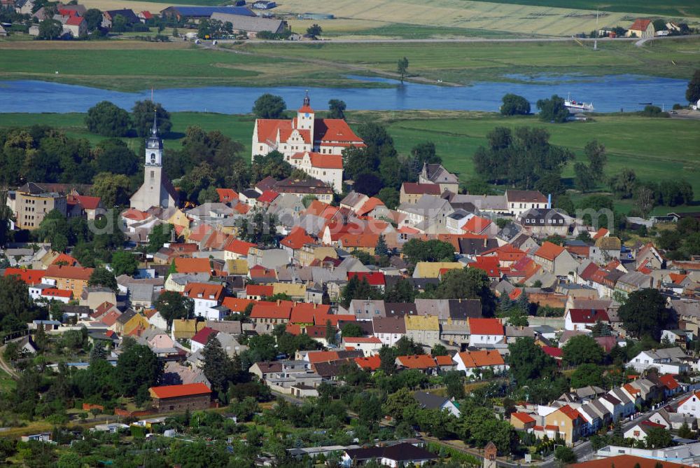 Aerial photograph Pretzsch (an der Elbe) - Ortsansicht auf die Stadt Pretzsch an der Elbe mit Blick auf die Stadtkirche „St. Nikolaus“ und dem Schloss Pretzsch. Pretzsch liegt am Westufer der Elbe am nordwestlichen Rand des Naturparkes Dübener Heide. Stadt und Schloss liegen, von Hochwasserschutzdeichen umgeben, auf dem westlichen Elbufer. An der Stelle des Schlosses, das 1570 - 74 von dem damaligen Besitzer der alten gotischen Burganlage, Hans von Löser, erbaut wurde, stand bereits im Jahre 981 ein Burgward. Damit gehört das jetzige Schloss zu den ältesten Befestigungsanlagen im Bereich der Dübener Heide. Als Sachsen nach dem Befreiungskrieg gegen Napoleon 1815 Teile seines Landes an Preußen abgeben musste, kam auch Pretzsch in preußischen Besitz. Das Schloss wurde dem „Großen Potsdamschen Militärwaisenhaus“ übergeben. 1829 kamen die ersten Waisenkinder in das Schloss. Nach dem zweiten Weltkrieg wurde das Schloss wieder ein Kinderheim. In der heutigen Adolf-Reichwein-Schule - Schloss Pretzsch werden seit 1960 Kinder und Jugendliche unterrichtet. Seit 1992 ist die Schule eine Sonderschule mit Ausgleichsklassen. Kontakt: Adolf-Reichwein-Schule - Schloss Pretzsch, Schlossbezirk 1, 06909 Pretzsch, Tel.: 034926/57166, E-Mail: adolf-reichwein-schule-pretzsc@t-online.de,