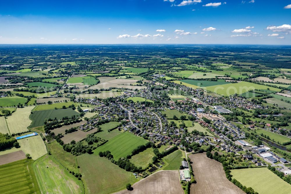 Alveslohe from the bird's eye view: Village view on the edge of agricultural fields and land in Alveslohe in the state Schleswig-Holstein, Germany