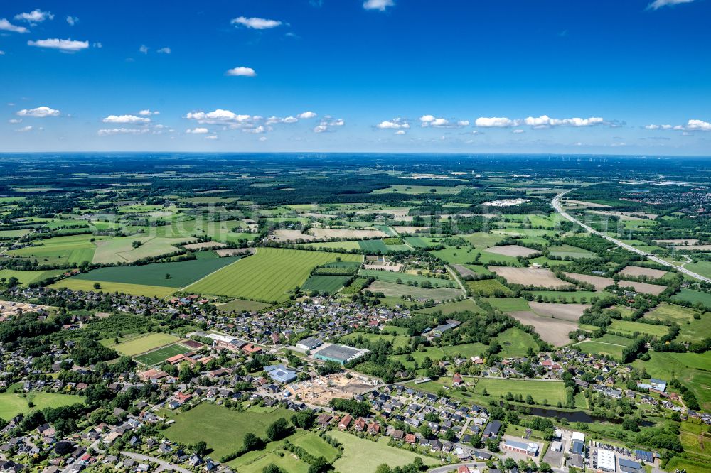 Alveslohe from the bird's eye view: Village view on the edge of agricultural fields and land in Alveslohe in the state Schleswig-Holstein, Germany