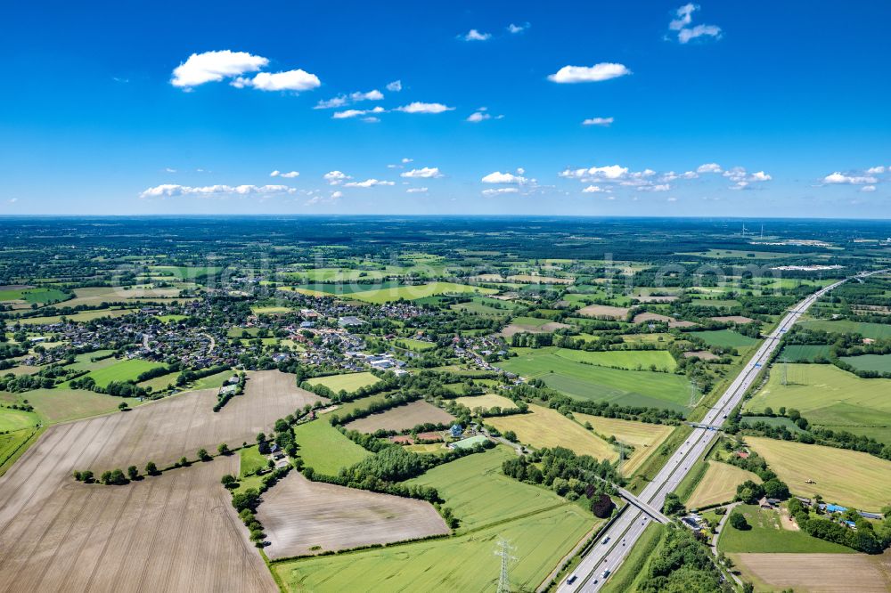 Aerial photograph Alveslohe - Village view on the edge of agricultural fields and land in Alveslohe in the state Schleswig-Holstein, Germany