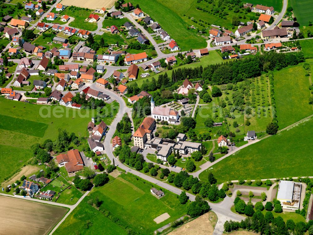 Aerial photograph Attenweiler - Village view on the edge of agricultural fields and land in Attenweiler in the state Baden-Wuerttemberg, Germany