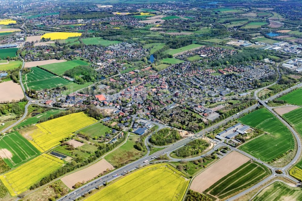 Seevetal from the bird's eye view: Village view on the edge of agricultural fields and land at the motorway exit of the A1 motorway Seevetal-Hittfeld in the district Hittfeld in Seevetal in the state Lower Saxony, Germany