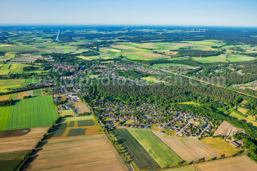 Bad Bodenteich from the bird's eye view: Village view on the edge of agricultural fields and land in Bad Bodenteich in the state Lower Saxony, Germany