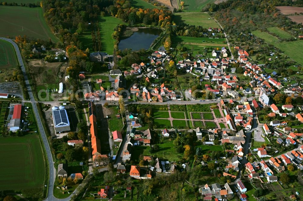 Bendeleben from the bird's eye view: Village view on the edge of agricultural fields and land in Bendeleben in the state Thuringia, Germany