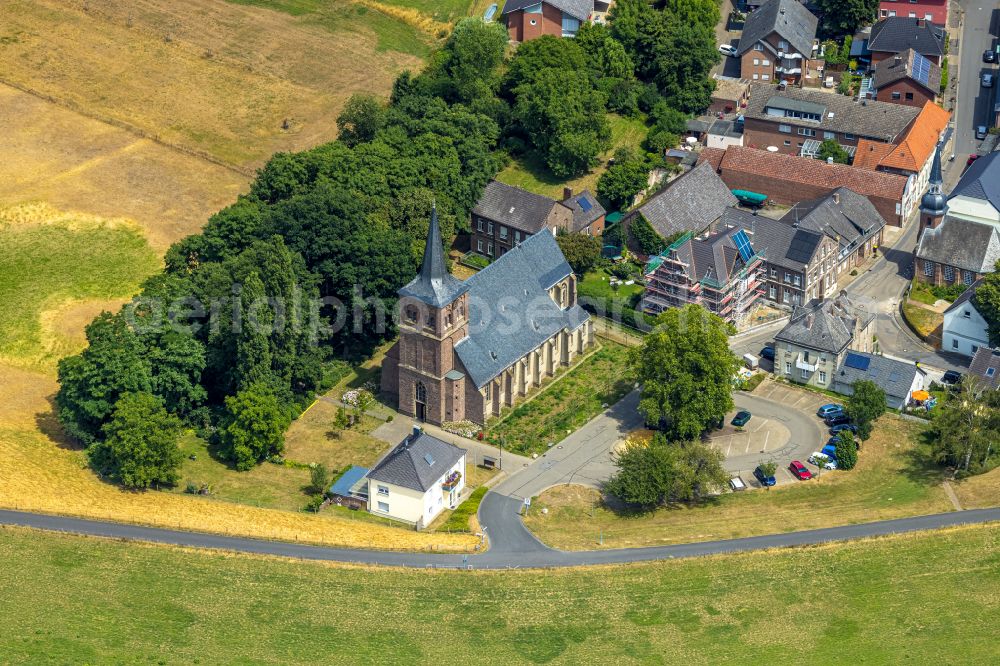 Aerial photograph Bislich - Village view on the edge of agricultural fields and land in Bislich in the state North Rhine-Westphalia, Germany