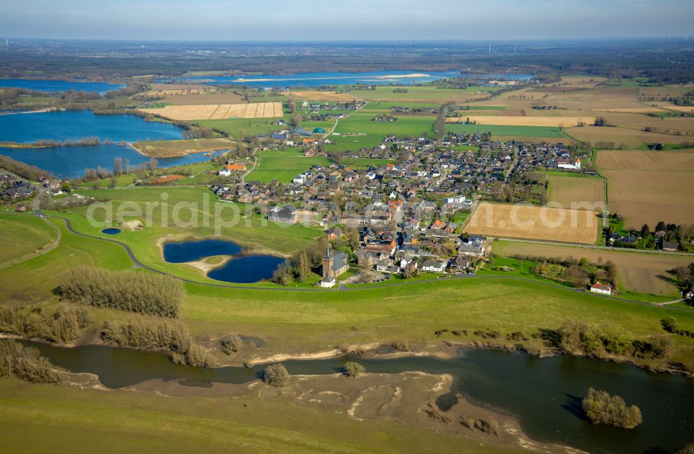 Bislich from the bird's eye view: Village view on the edge of agricultural fields and land in Bislich in the state North Rhine-Westphalia, Germany