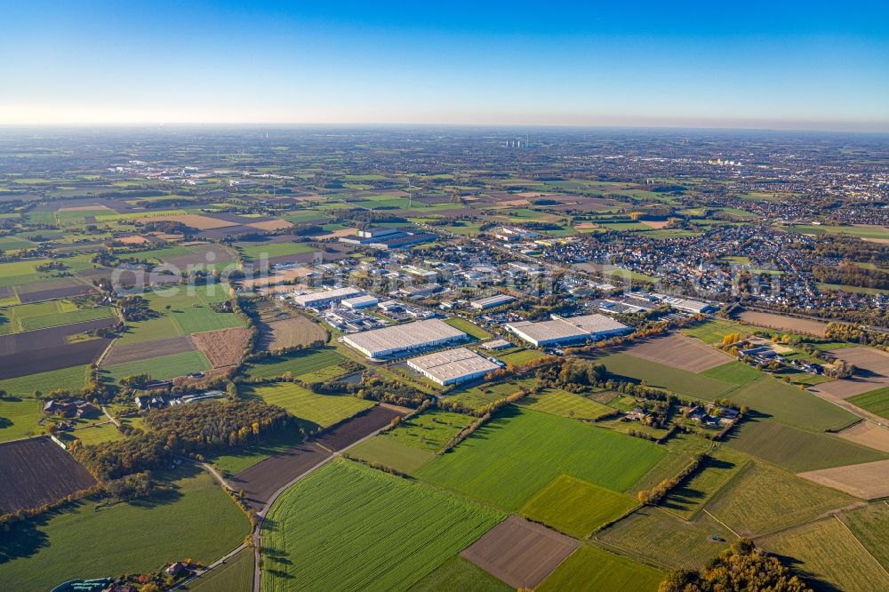 Hamm from the bird's eye view: Village view on the edge of agricultural fields and land overlooking the Rhynern business park between the A2 motorway and the B63 federal road in Hamm at Ruhrgebiet in the state North Rhine-Westphalia, Germany