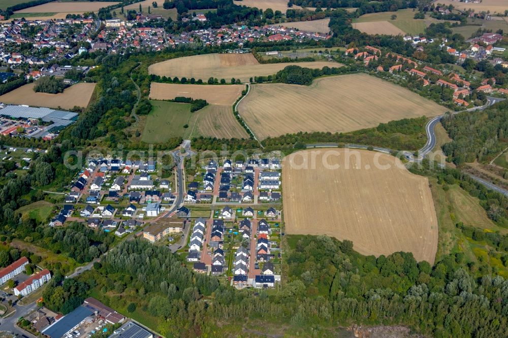 Hamm from the bird's eye view: Village view on the edge of agricultural fields and land overlooking the roundabout traffic Heinrich-Waeltermann Strasse / Sachsenring in Hamm in the state North Rhine-Westphalia, Germany