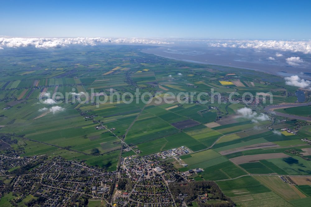 Aerial photograph Cadenberge - Village view on the edge of agricultural fields and land in Cadenberge in the state Lower Saxony, Germany