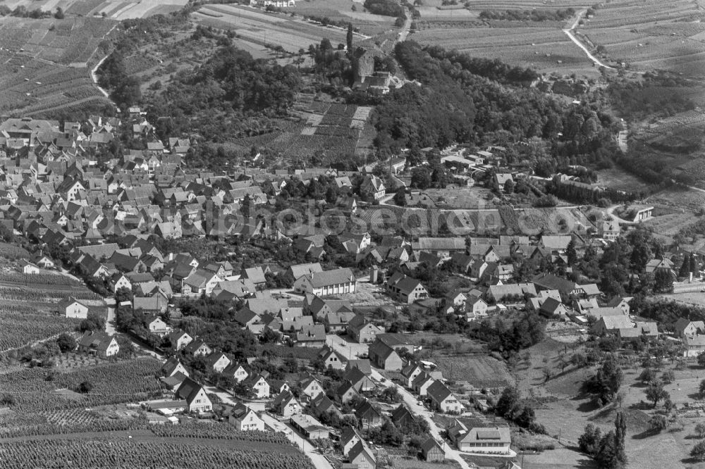Cleebronn from the bird's eye view: Village view on the edge of agricultural fields and land in Cleebronn in the state Baden-Wuerttemberg, Germany