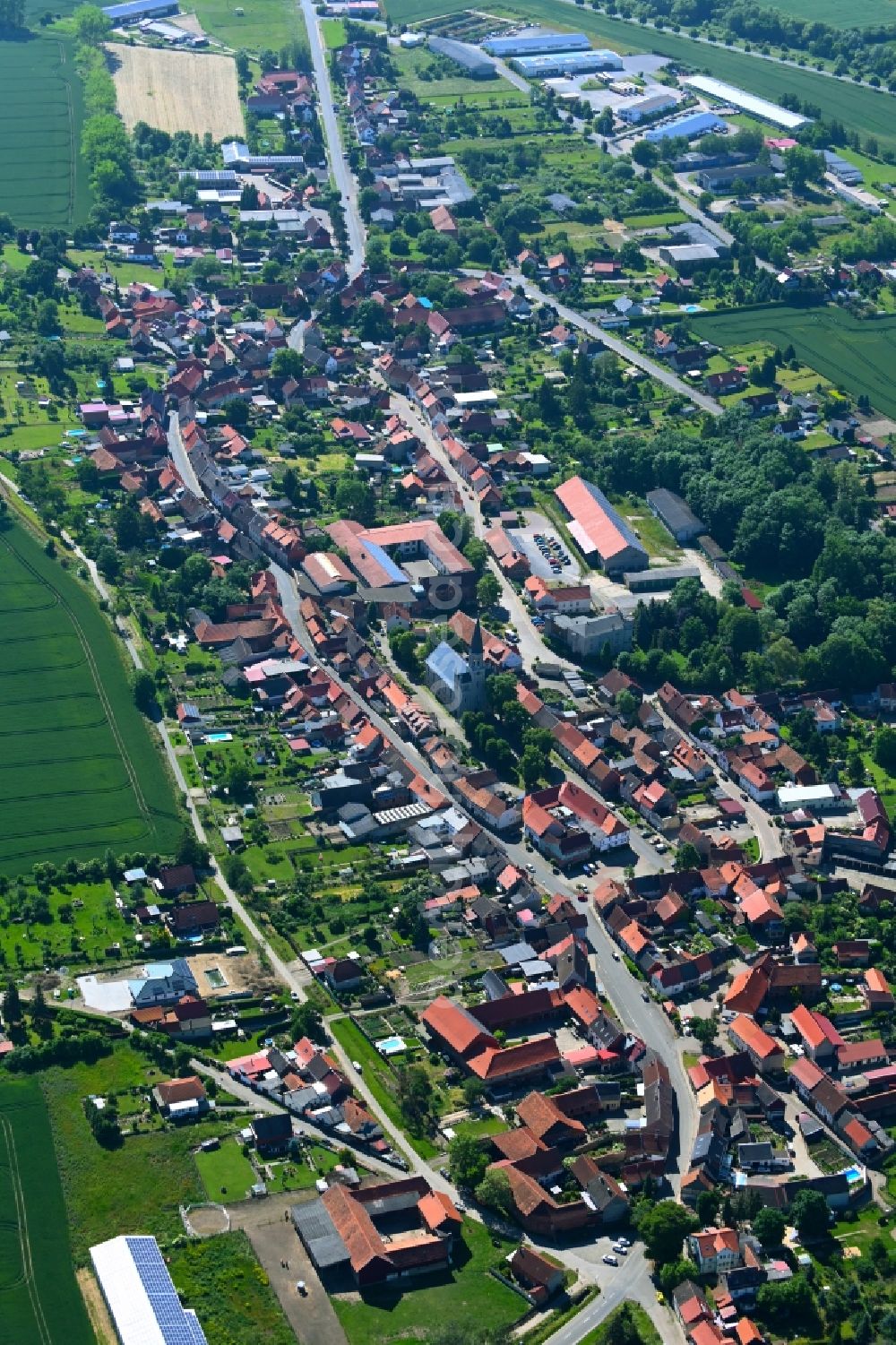 Dardesheim from the bird's eye view: Village view on the edge of agricultural fields and land in Dardesheim in the state Saxony-Anhalt, Germany