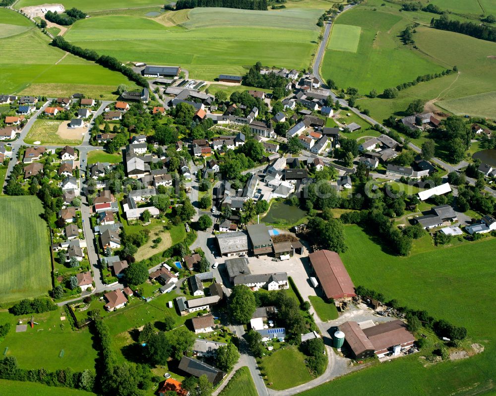 Döhlau from the bird's eye view: Village view on the edge of agricultural fields and land in the district Kautendorf in Doehlau in the state Bavaria, Germany