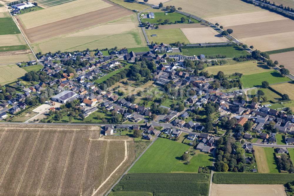 Aerial image Doveren - Village view on the edge of agricultural fields and land in Doveren in the state North Rhine-Westphalia, Germany