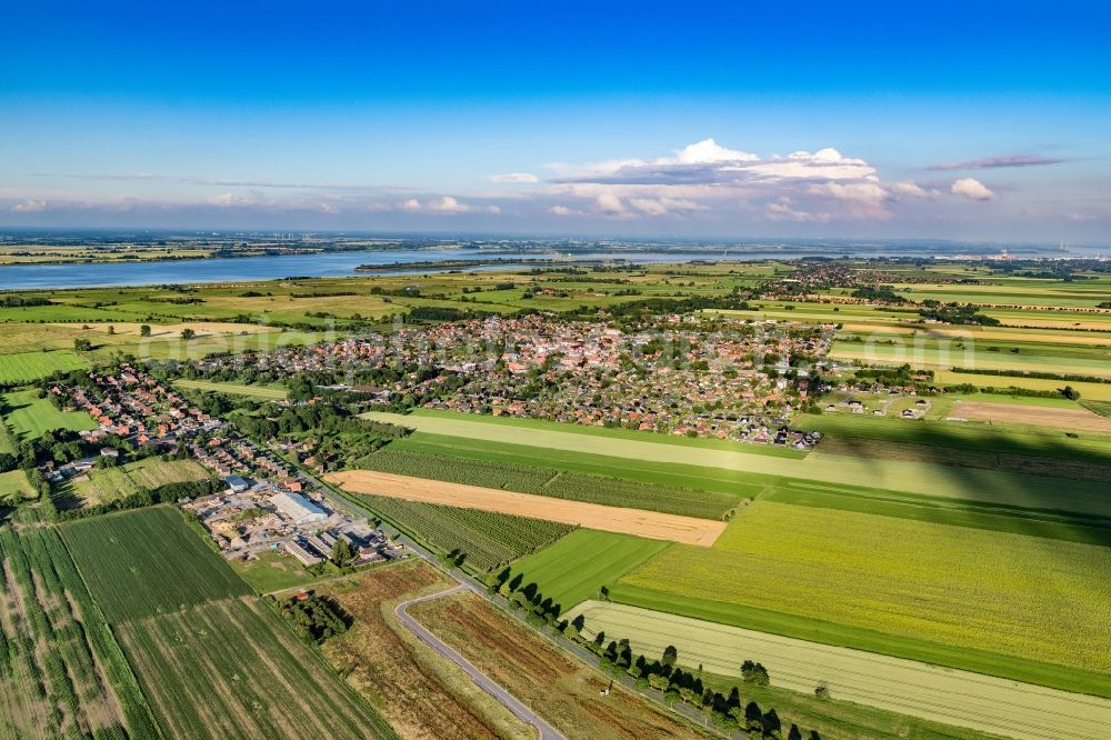 Drochtersen from the bird's eye view: Village view on the edge of agricultural fields and land in Drochtersen in the state Lower Saxony, Germany