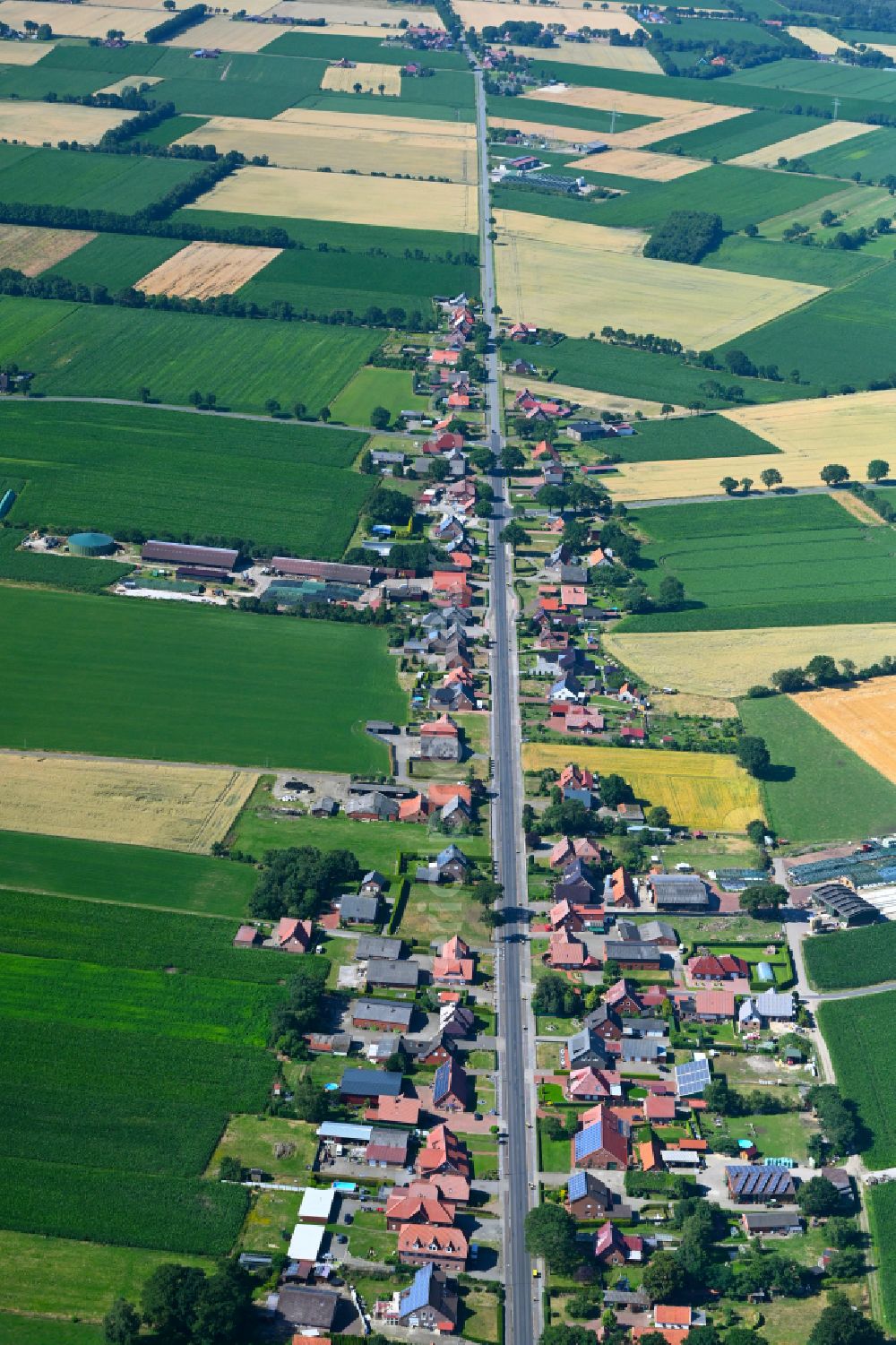 Esterwegen from the bird's eye view: Village view on the edge of agricultural fields and land in Esterwegen in the state Lower Saxony, Germany