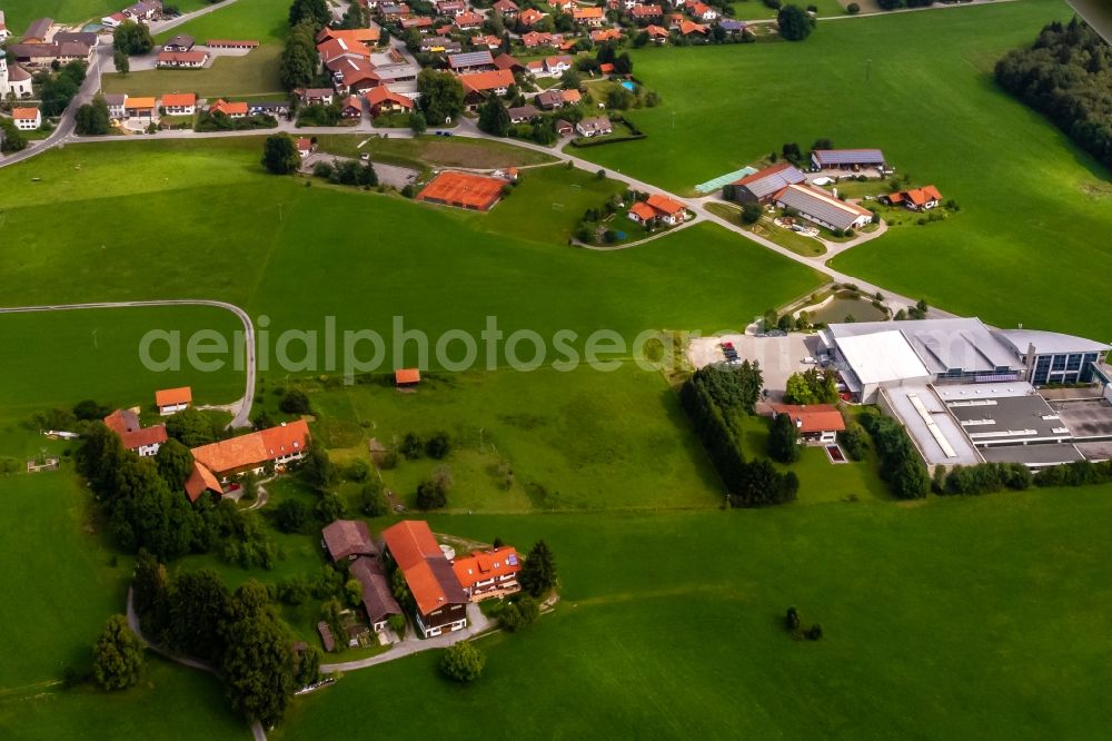 Aerial photograph Feuchten - Village view on the edge of agricultural fields and land in Feuchten in the state Bavaria, Germany