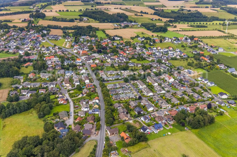 Aerial photograph Fröndenberg/Ruhr - Village view on the edge of agricultural fields and land in Fröndenberg/Ruhr at Sauerland in the state North Rhine-Westphalia, Germany