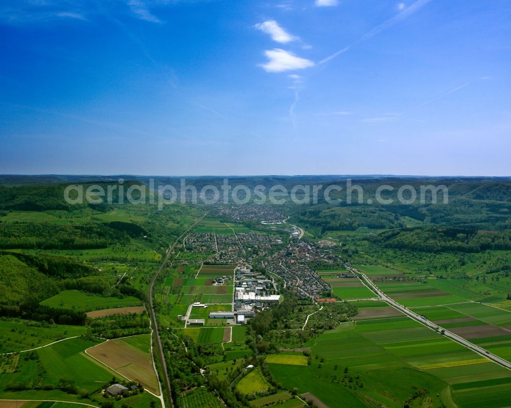 Gingen an der Fils from the bird's eye view: Village view on the edge of agricultural fields and land in Gingen an der Fils in the state Baden-Wuerttemberg, Germany