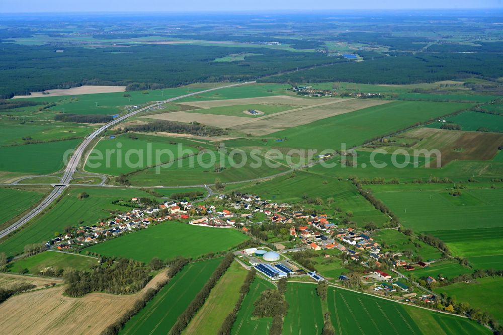 Aerial photograph Groß Warnow - Village view on the edge of agricultural fields and land in Gross Warnow in the state Brandenburg, Germany