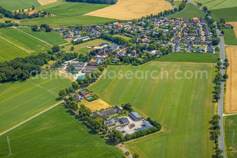 Aerial image Hamminkeln - Village view on the edge of agricultural fields and land in the district Loikum in Hamminkeln in the state North Rhine-Westphalia, Germany