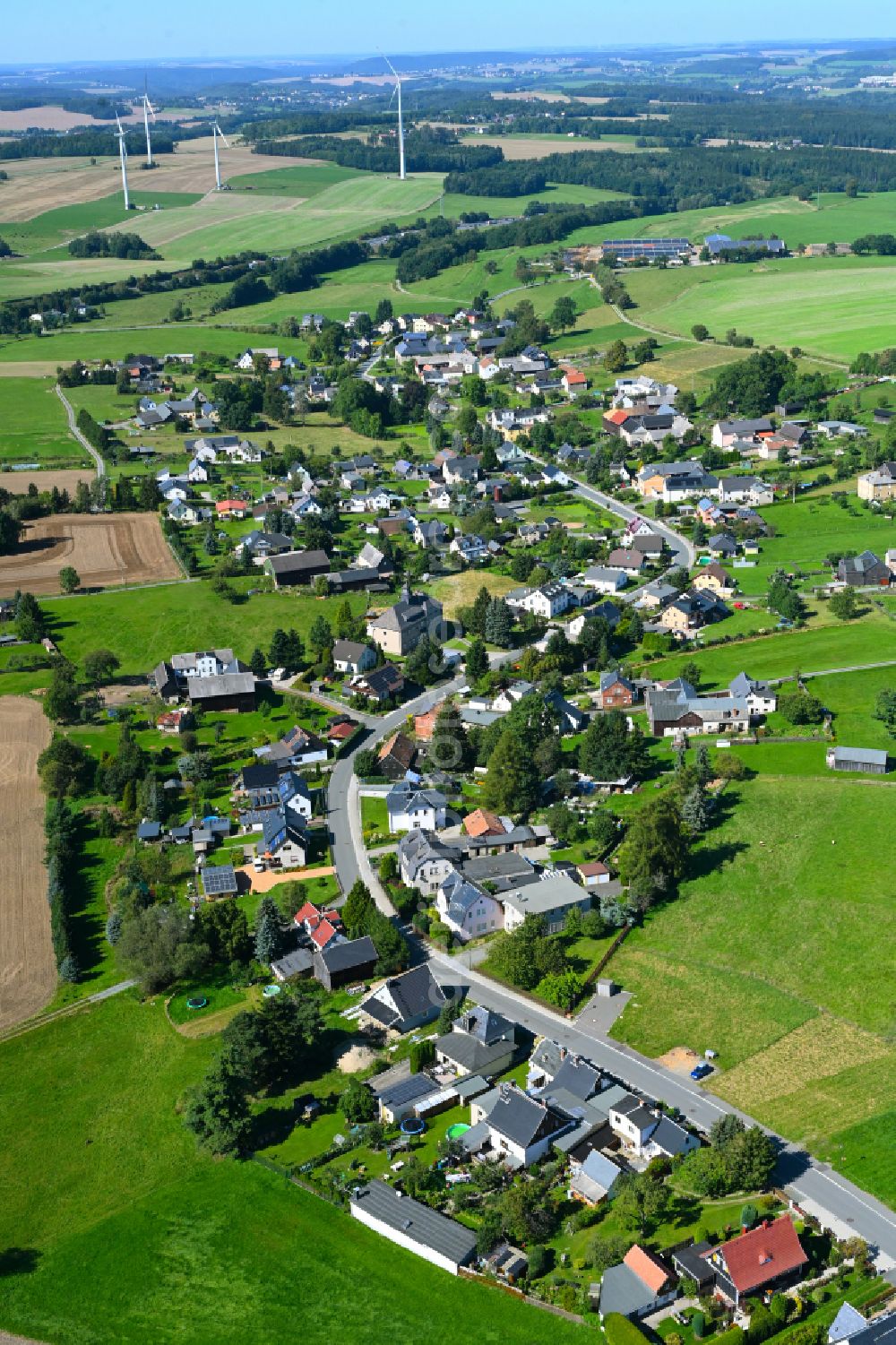 Aerial photograph Hartmannsgrün - Village view on the edge of agricultural fields and land in Hartmannsgrün in the state Saxony, Germany