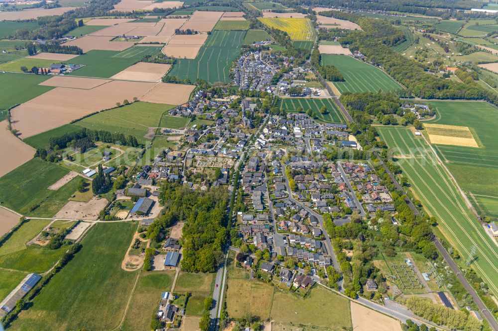 Aerial photograph Hüthum - Village view on the edge of agricultural fields and land in Hüthum in the state North Rhine-Westphalia, Germany