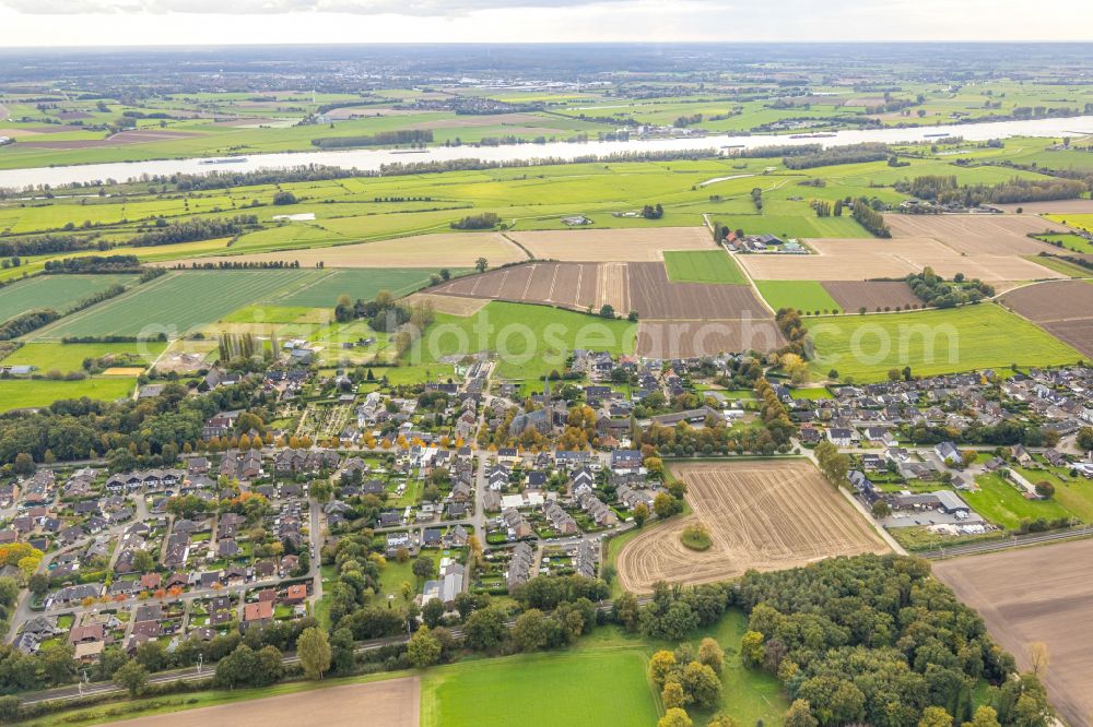 Aerial image Hüthum - Village view on the edge of agricultural fields and land in Huethum in the state North Rhine-Westphalia, Germany