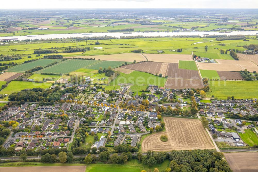 Aerial photograph Hüthum - Village view on the edge of agricultural fields and land in Huethum in the state North Rhine-Westphalia, Germany