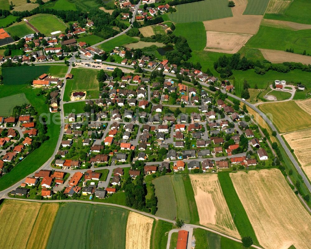 Aerial photograph Hunderdorf - Village view on the edge of agricultural fields and land in Hunderdorf in the state Bavaria, Germany