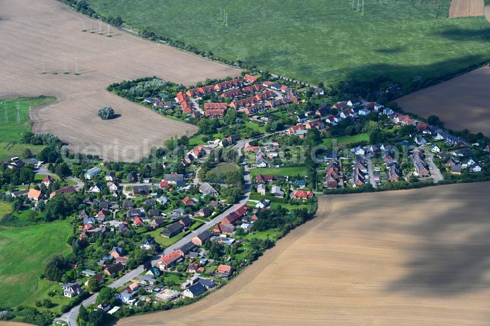 Aerial photograph Klein Rogahn - Village view on the edge of agricultural fields and land in Klein Rogahn in the state Mecklenburg - Western Pomerania, Germany