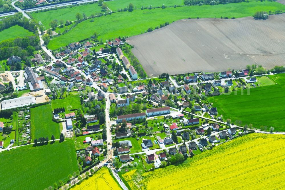 Aerial photograph Kleinbautzen - Village view on the edge of agricultural fields and land in Kleinbautzen in the state Saxony, Germany