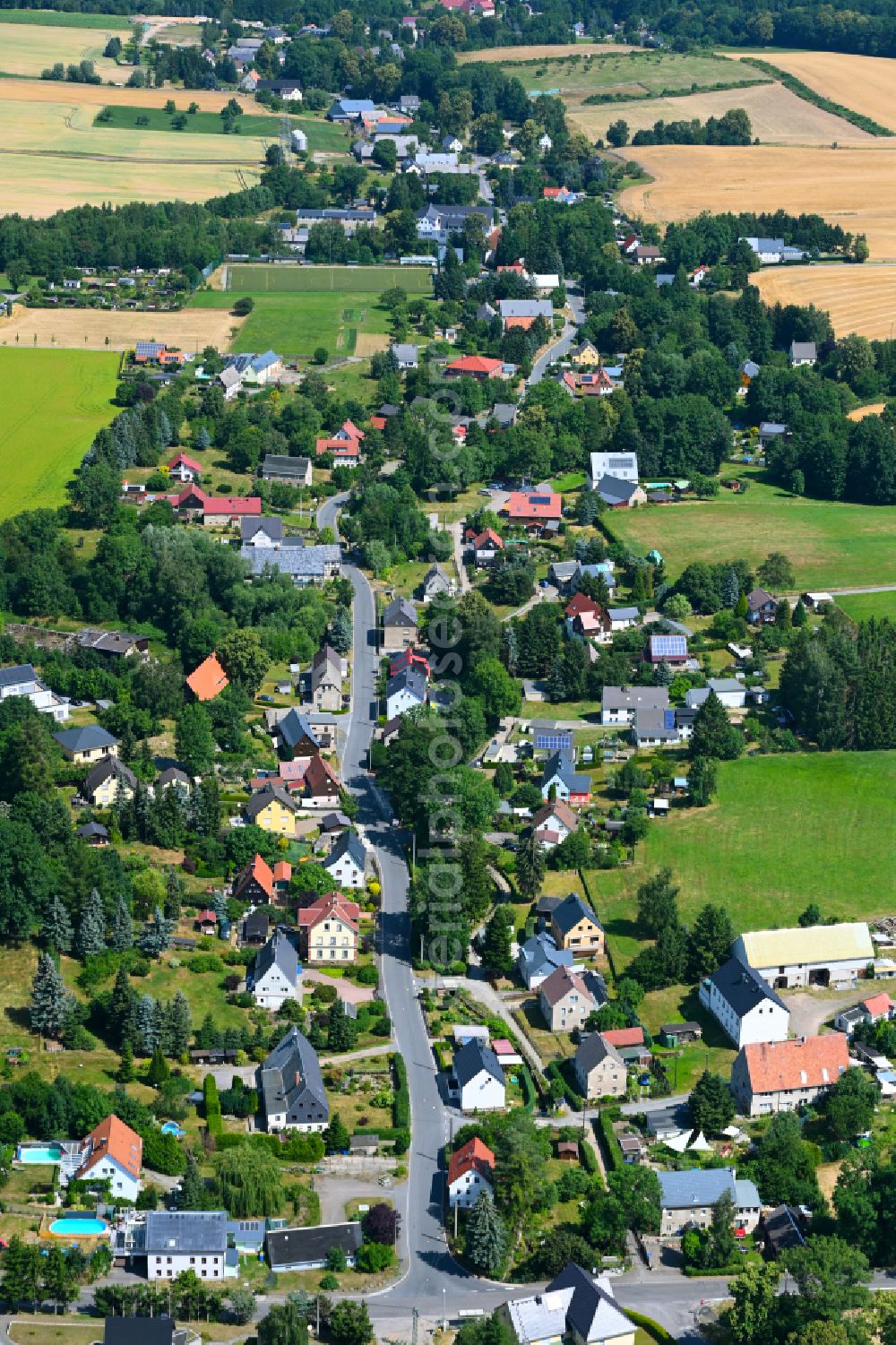 Aerial photograph Kleinwaltersdorf - Village view on the edge of agricultural fields and land in Kleinwaltersdorf in the state Saxony, Germany