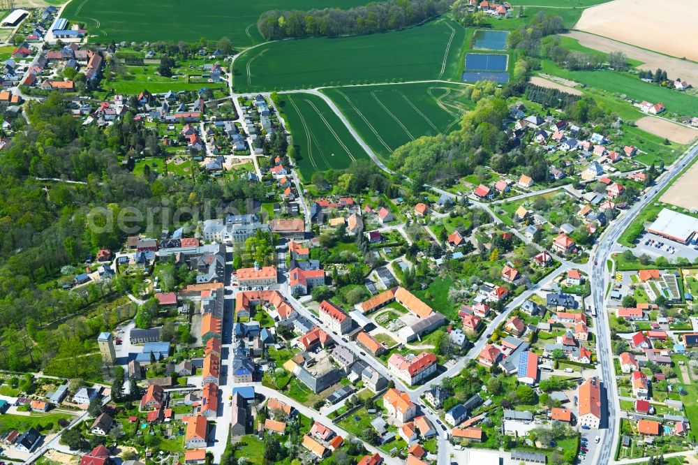 Aerial photograph Kleinwelka - Village view on the edge of agricultural fields and land in Kleinwelka in the state Saxony, Germany