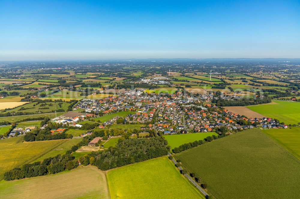 Aerial photograph Laumeskamp - Village view on the edge of agricultural fields and land in Laumeskamp in the state North Rhine-Westphalia, Germany