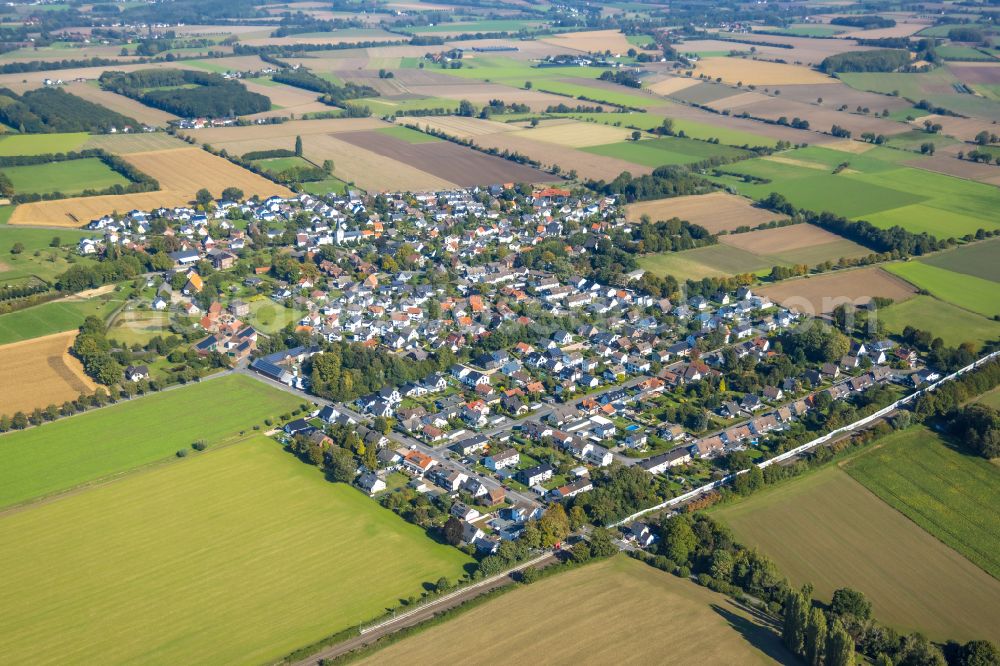 Lünern from the bird's eye view: Village view on the edge of agricultural fields and land in Luenern at Ruhrgebiet in the state North Rhine-Westphalia, Germany