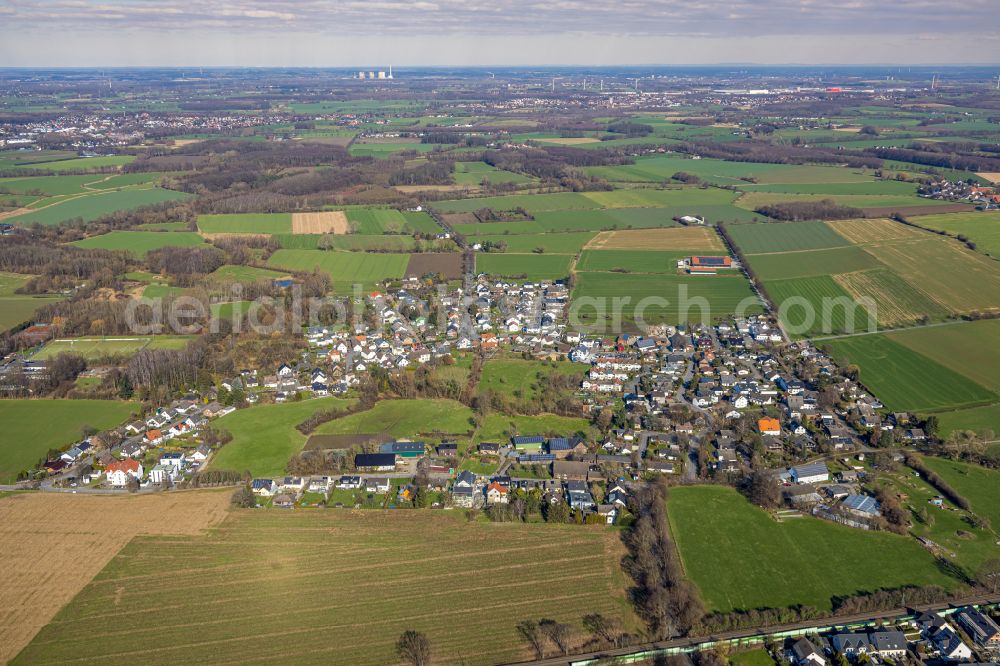 Aerial photograph Mühlhausen - Village view on the edge of agricultural fields and land in Muehlhausen at Ruhrgebiet in the state North Rhine-Westphalia, Germany