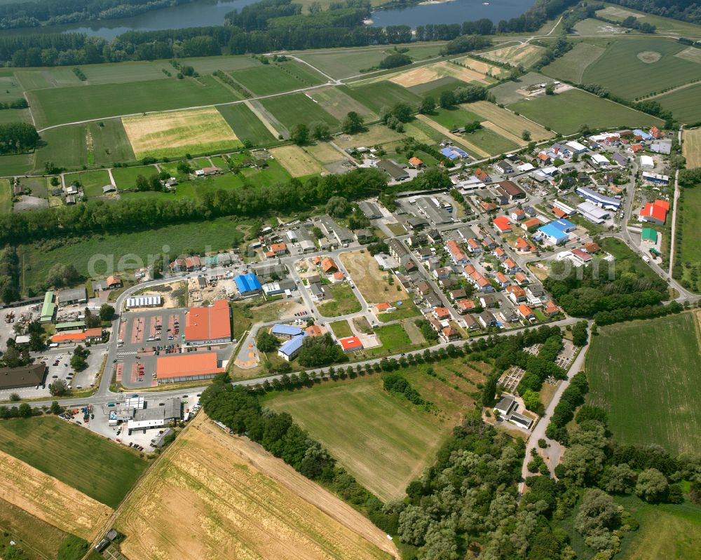 Aerial photograph Oberhausen-Rheinhausen - Village view on the edge of agricultural fields and land on street Weiherweg in the district Oberhausen in Oberhausen-Rheinhausen in the state Baden-Wuerttemberg, Germany