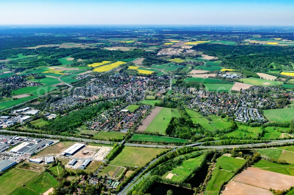 Aerial image Seevetal - Village view on the edge of agricultural fields and land in the district Hittfeld in Seevetal in the state Lower Saxony, Germany